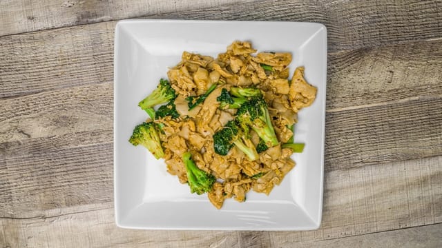 Pad See Ew (Black Soy Sauce Noodle).