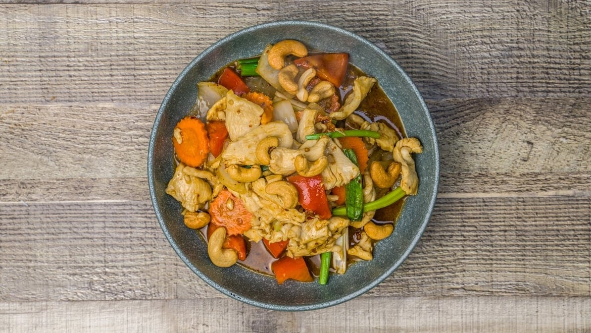 Pad Him Ma Pann (Golden Cashew).